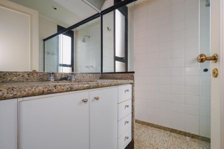 Apartamento à venda com 213m², 3 quartos e 4 vagasBanheiro da Suíte 2