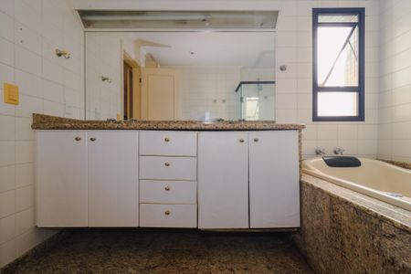 Apartamento à venda com 213m², 3 quartos e 4 vagasBanheiro da Suíte 1