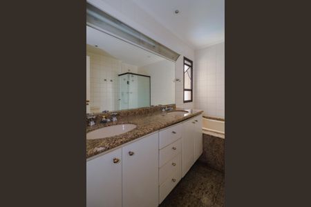 Apartamento à venda com 213m², 3 quartos e 4 vagasBanheiro da Suíte 1