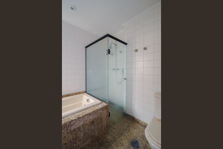 Apartamento à venda com 213m², 3 quartos e 4 vagasBanheiro da Suíte 1