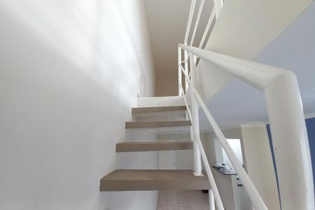 Apartamento à venda com 120m², 3 quartos e 2 vagas Apartamento à venda com 120m², 3 quartos e 2 vagasEscada