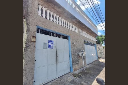 Casa à venda com 100m², 3 quartos e 3 vagas Casa à venda com 100m², 3 quartos e 3 vagasFachada