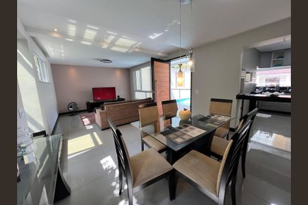 Casa de condomínio à venda com 210m², 3 quartos e 2 vagasSala