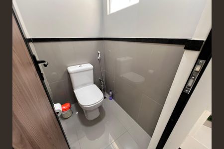 Casa de condomínio à venda com 210m², 3 quartos e 2 vagasLavabo