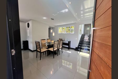 Casa de condomínio à venda com 210m², 3 quartos e 2 vagasSala