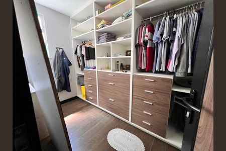 Casa de condomínio à venda com 210m², 3 quartos e 2 vagasCloset Suite