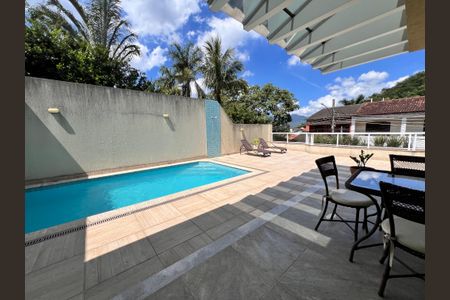 Casa de condomínio à venda com 210m², 3 quartos e 2 vagasPiscina