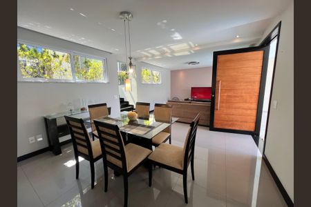 Casa de condomínio à venda com 210m², 3 quartos e 2 vagasSala