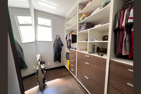 Casa de condomínio à venda com 210m², 3 quartos e 2 vagasCloset Suite