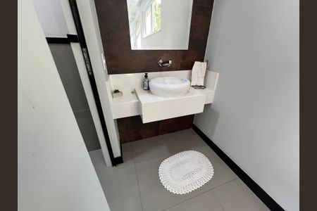 Casa de condomínio à venda com 210m², 3 quartos e 2 vagasLavabo