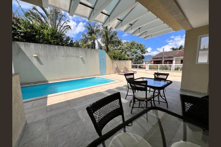 Casa de condomínio à venda com 210m², 3 quartos e 2 vagasPiscina