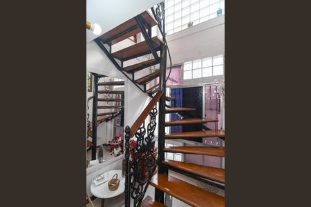 Apartamento para alugar com 183m², 3 quartos e 1 vaga Apartamento para alugar com 183m², 3 quartos e 1 vagaescada