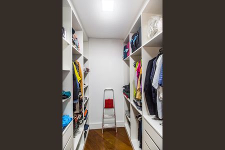 Casa de condomínio à venda com 488m², 4 quartos e 5 vagas Casa de condomínio à venda com 488m², 4 quartos e 5 vagasCloset da suíte 1