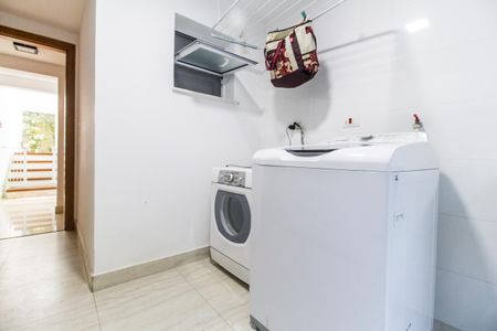 Casa de condomínio à venda com 488m², 4 quartos e 5 vagas Casa de condomínio à venda com 488m², 4 quartos e 5 vagasÁrea de Serviço