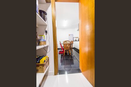 Casa de condomínio à venda com 488m², 4 quartos e 5 vagas Casa de condomínio à venda com 488m², 4 quartos e 5 vagasDespensa