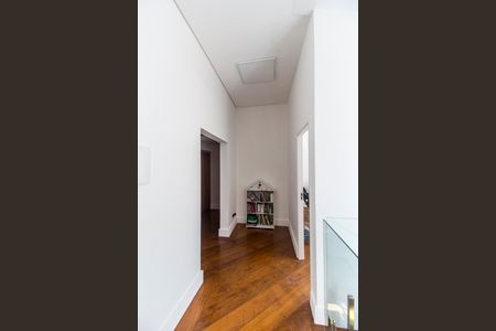 Casa de condomínio à venda com 488m², 4 quartos e 5 vagas Casa de condomínio à venda com 488m², 4 quartos e 5 vagasCorredor