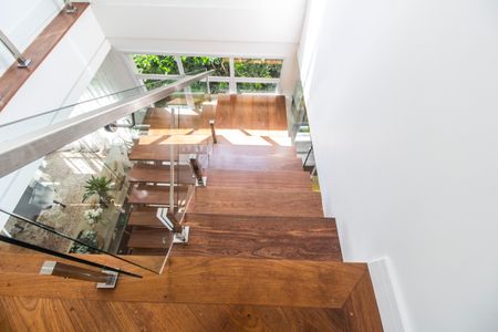 Casa de condomínio à venda com 488m², 4 quartos e 5 vagas Casa de condomínio à venda com 488m², 4 quartos e 5 vagasEscada