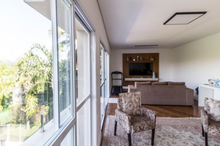 Casa de condomínio à venda com 488m², 4 quartos e 5 vagas Casa de condomínio à venda com 488m², 4 quartos e 5 vagasSala de TV