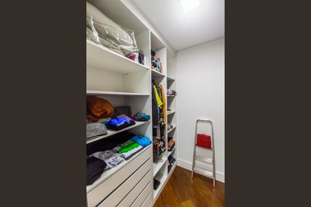 Casa de condomínio à venda com 488m², 4 quartos e 5 vagas Casa de condomínio à venda com 488m², 4 quartos e 5 vagasCloset da suíte 1