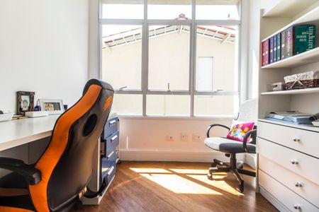 Casa de condomínio à venda com 488m², 4 quartos e 5 vagas Casa de condomínio à venda com 488m², 4 quartos e 5 vagasEscritório