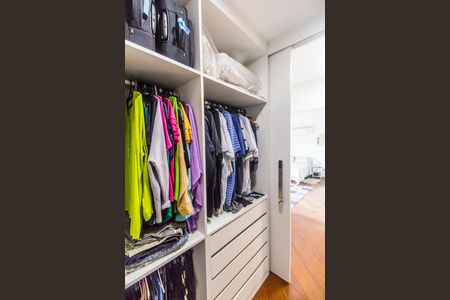 Casa de condomínio à venda com 488m², 4 quartos e 5 vagas Casa de condomínio à venda com 488m², 4 quartos e 5 vagasCloset da suíte 1