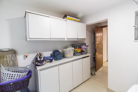 Casa de condomínio à venda com 488m², 4 quartos e 5 vagas Casa de condomínio à venda com 488m², 4 quartos e 5 vagasÁrea de Serviço