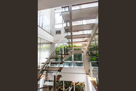 Casa de condomínio à venda com 488m², 4 quartos e 5 vagas Casa de condomínio à venda com 488m², 4 quartos e 5 vagasEscada