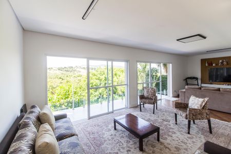 Casa de condomínio à venda com 488m², 4 quartos e 5 vagas Casa de condomínio à venda com 488m², 4 quartos e 5 vagasSala de TV