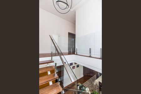 Casa de condomínio à venda com 488m², 4 quartos e 5 vagas Casa de condomínio à venda com 488m², 4 quartos e 5 vagasEscada