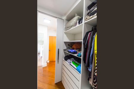 Casa de condomínio à venda com 488m², 4 quartos e 5 vagas Casa de condomínio à venda com 488m², 4 quartos e 5 vagasCloset da suíte 1