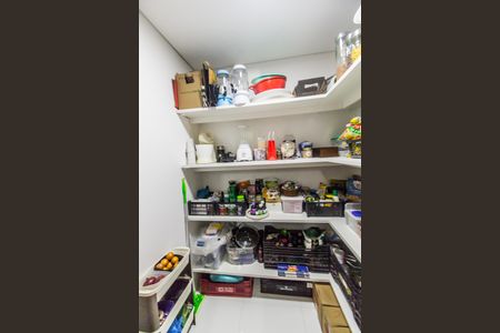 Casa de condomínio à venda com 488m², 4 quartos e 5 vagas Casa de condomínio à venda com 488m², 4 quartos e 5 vagasDespensa