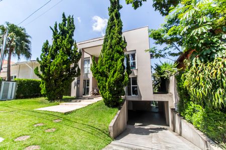 Casa de condomínio à venda com 488m², 4 quartos e 5 vagas Casa de condomínio à venda com 488m², 4 quartos e 5 vagasVista da Rua