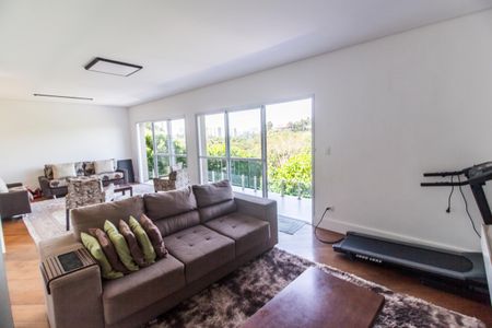 Casa de condomínio à venda com 488m², 4 quartos e 5 vagas Casa de condomínio à venda com 488m², 4 quartos e 5 vagasSala de TV