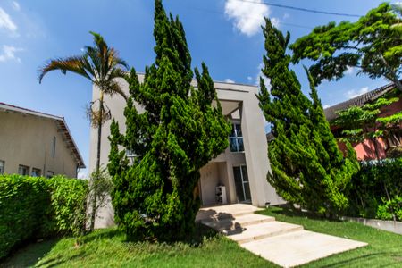 Casa de condomínio à venda com 488m², 4 quartos e 5 vagas Casa de condomínio à venda com 488m², 4 quartos e 5 vagasVista da Rua
