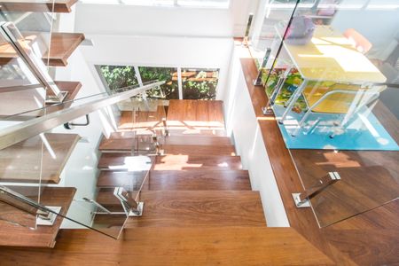 Casa de condomínio à venda com 488m², 4 quartos e 5 vagas Casa de condomínio à venda com 488m², 4 quartos e 5 vagasEscada