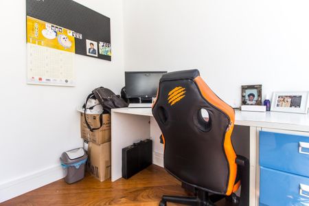 Casa de condomínio à venda com 488m², 4 quartos e 5 vagas Casa de condomínio à venda com 488m², 4 quartos e 5 vagasEscritório