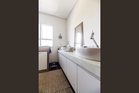 Casa de condomínio à venda com 488m², 4 quartos e 5 vagas Casa de condomínio à venda com 488m², 4 quartos e 5 vagasBanheiro da Suíte 1