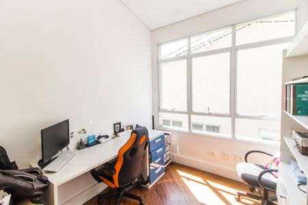 Casa de condomínio à venda com 488m², 4 quartos e 5 vagas Casa de condomínio à venda com 488m², 4 quartos e 5 vagasEscritório