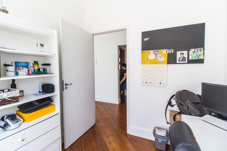 Casa de condomínio à venda com 488m², 4 quartos e 5 vagas Casa de condomínio à venda com 488m², 4 quartos e 5 vagasEscritório