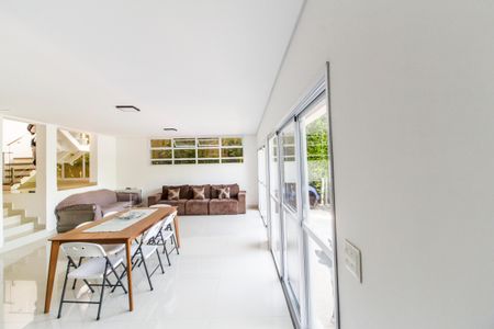 Casa de condomínio à venda com 488m², 4 quartos e 5 vagas Casa de condomínio à venda com 488m², 4 quartos e 5 vagasÁrea gourmet