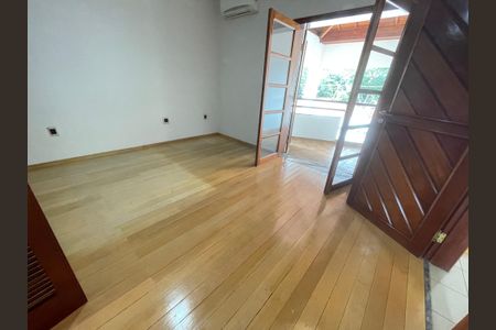 Casa à venda com 652m², 5 quartos e 5 vagasSuíte