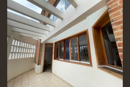 Casa à venda com 652m², 5 quartos e 5 vagasHall social