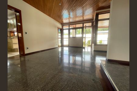 Casa à venda com 652m², 5 quartos e 5 vagasSala