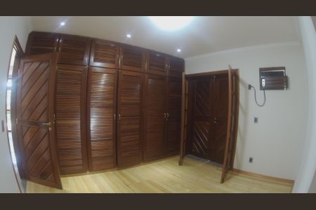 Casa à venda com 652m², 5 quartos e 5 vagasSuíte