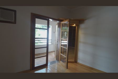 Casa à venda com 652m², 5 quartos e 5 vagasSuíte