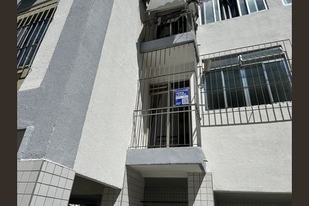Apartamento para alugar com 65m², 2 quartos e 1 vagaFachada + plaquinha