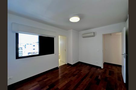 Apartamento à venda com 227m², 3 quartos e 3 vagasSuíte 2