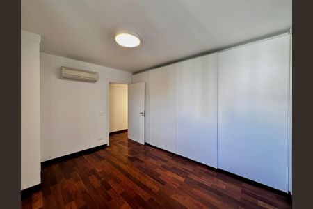 Apartamento à venda com 227m², 3 quartos e 3 vagasSuíte 2