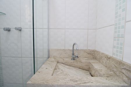 Casa de condomínio para alugar com 100m², 3 quartos e 2 vagasBanheiro da suíte 