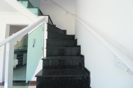 Casa de condomínio para alugar com 100m², 3 quartos e 2 vagasEscada